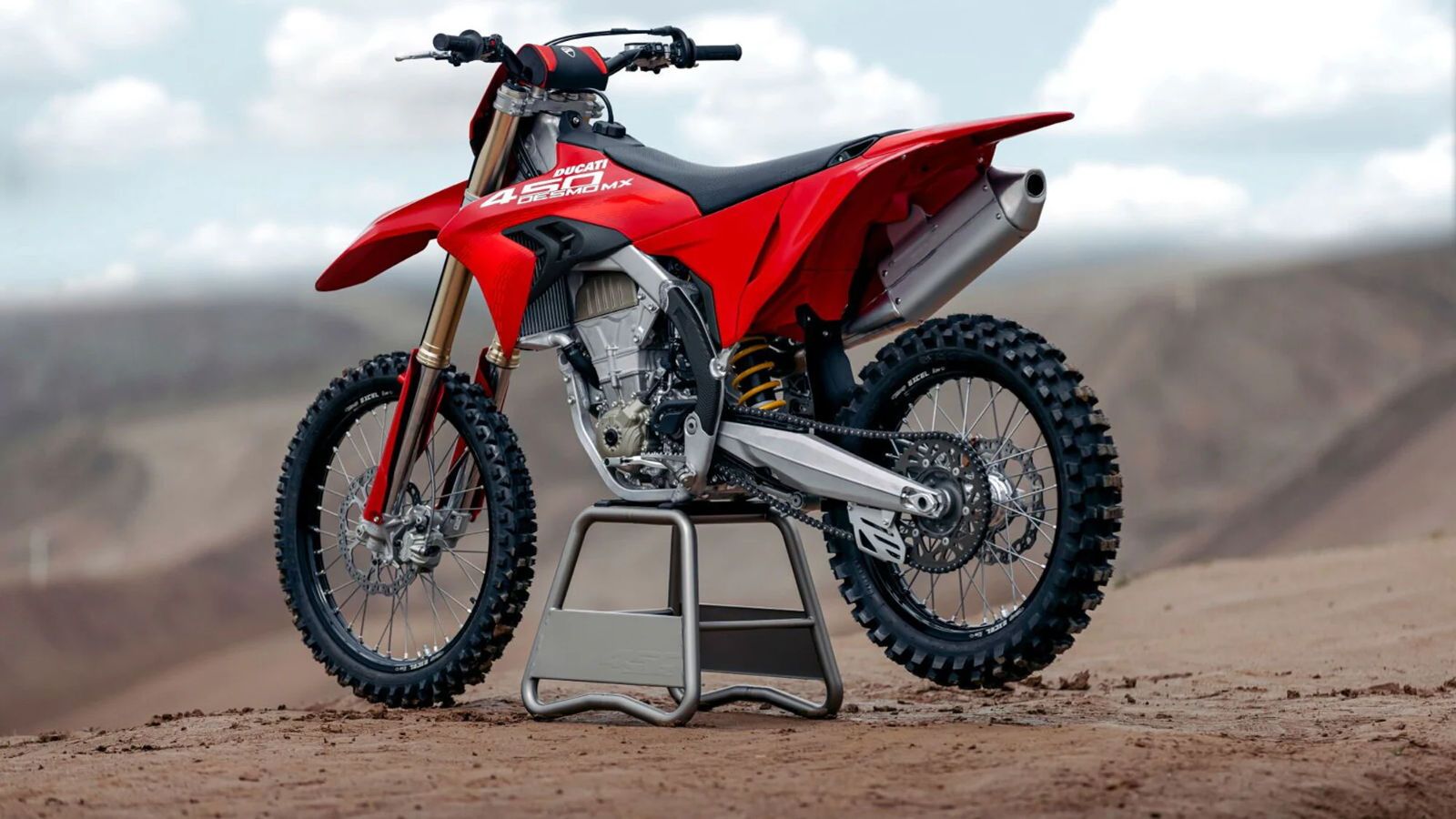 Η Desmo450 MX βγήκε από τη γραμμή παραγωγής στο Borgo Panigale αμέσως μετά τη δεύτερη θέση του Jeremy Seewer στο Γαλλικό GP.